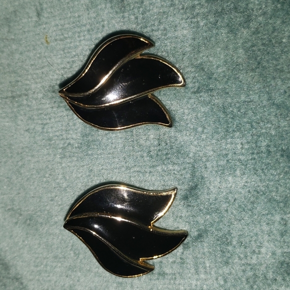 Vintage Black Enamel on Goldtone Pierced Earrings - Picture 2 of 4